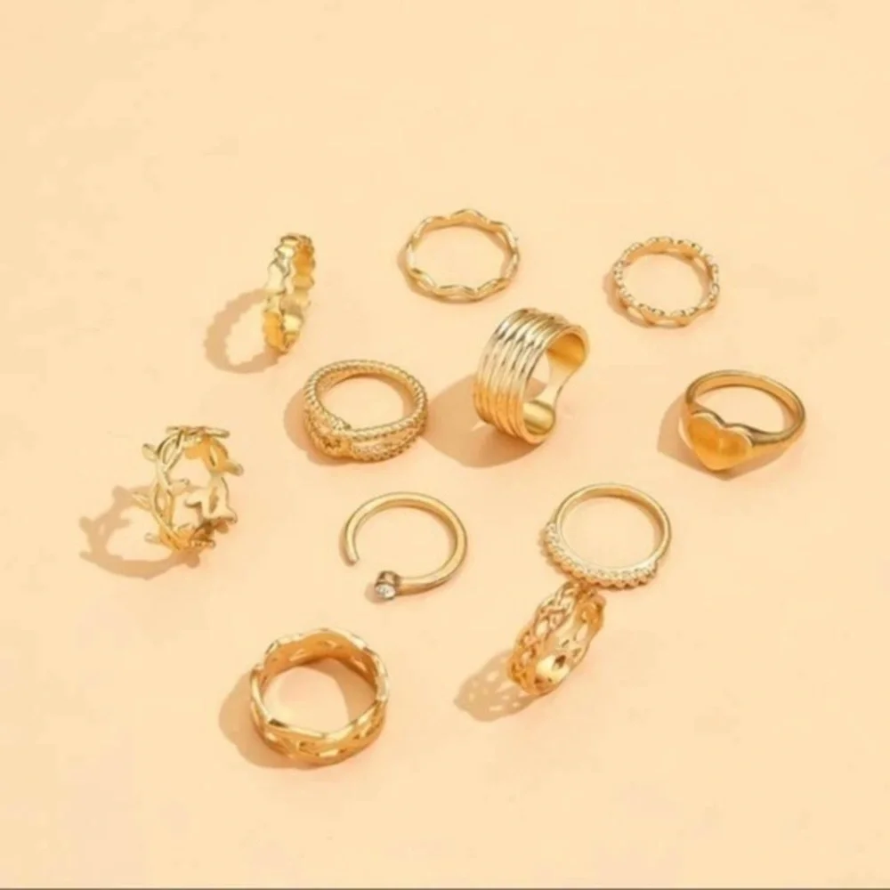 3/$30 💛 Dainty Ring Set